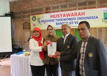 PIMPIN TI BANTEN: Airin Rachmi Diany usai terpilih menjadi ketua PengprovTaekwondo Banten.