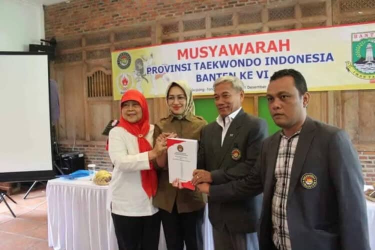 PIMPIN TI BANTEN: Airin Rachmi Diany usai terpilih menjadi ketua PengprovTaekwondo Banten.