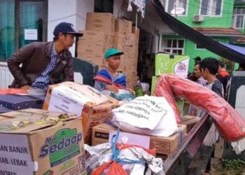 Honorer Pandeglang Bantu Korban Bencana di Lebak
