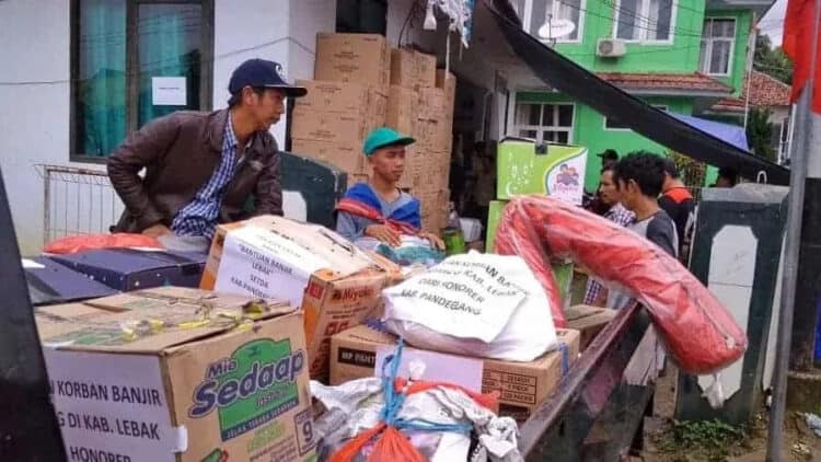 Honorer Pandeglang Bantu Korban Bencana di Lebak