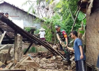 Diterjang Hujan Badai, Dua Rumah Ambruk