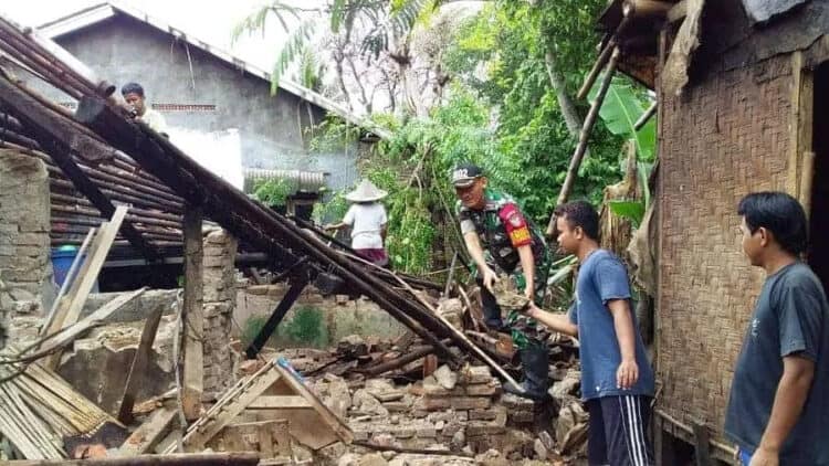 Diterjang Hujan Badai, Dua Rumah Ambruk