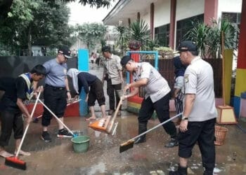 Kapolres Tangsel Pimpin Bersih-bersih Lumpur dan Sampah
