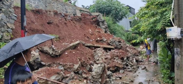 Longsor Hantam Rumah Warga