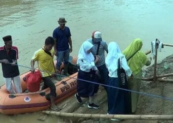 Siswa Nekat Seberangi Sungai Ciberang