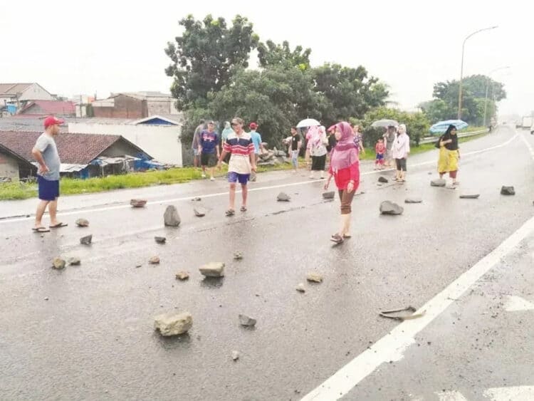 Dituding jadi Penyebab Banjir, Puluhan Warga Blokir Tol Bitung