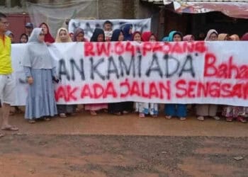 Minta Akses, Warga Pajang Demo Proyek JORR