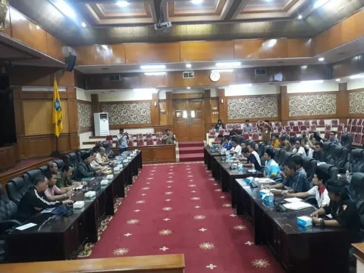 Lelah Dengan Banjir, Warga Baros Ancam Tutup Perkebunan Buah Naga