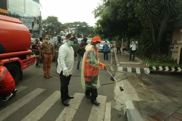 Walikota Arief Pimpin Penyemprotan Massal Disinfektan