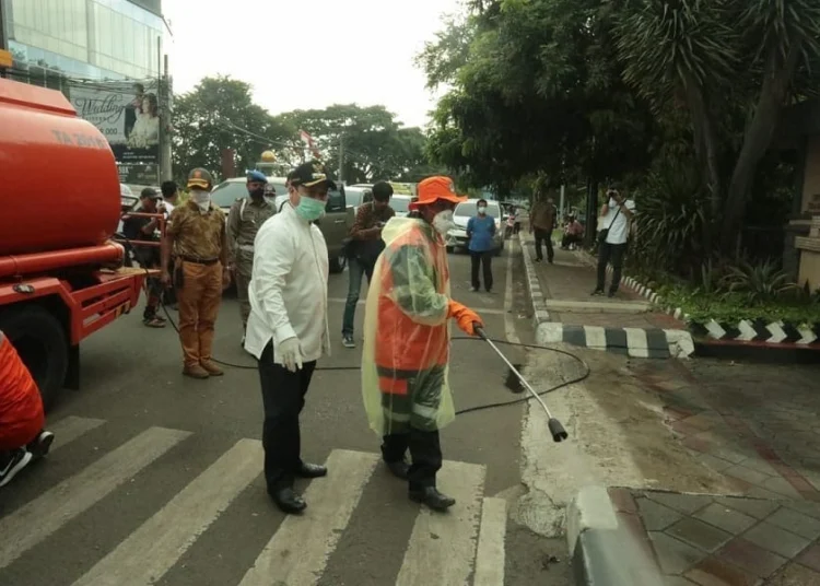 Walikota Arief Pimpin Penyemprotan Massal Disinfektan