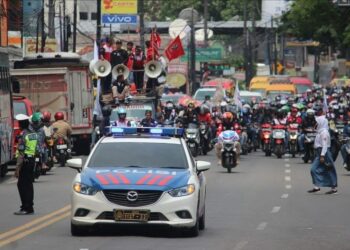 Unjuk Rasa Buruh Tutup Ruas Jalan Serang