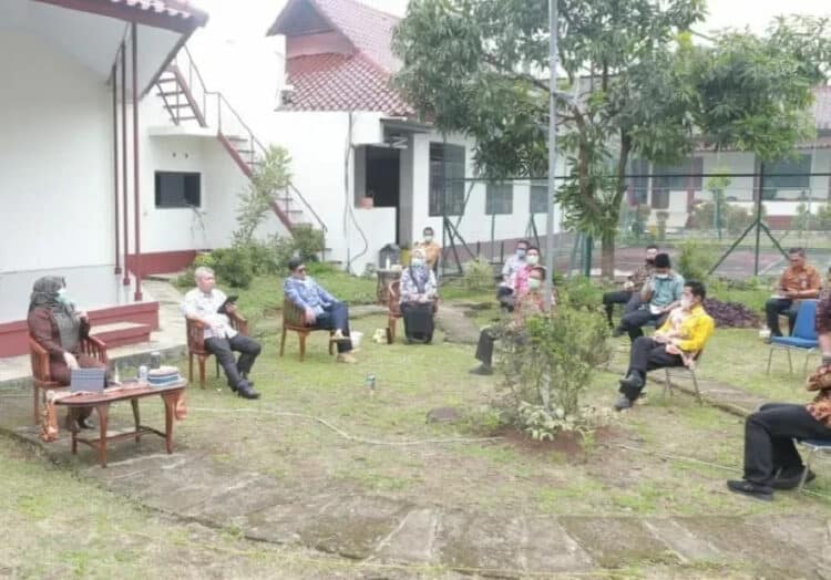 Rakor Bahas Corona, Bupati Irna dan Kepala OPD Duduk Berjauhan