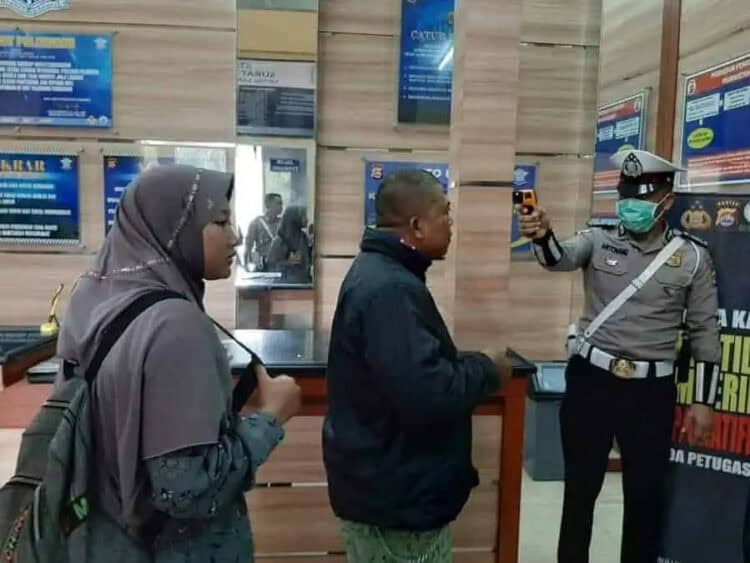 Suhu Tubuh Pemohon SIM dan Anggota Satlantas Dicek