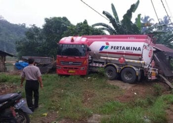 Diduga Diadang Orang Gila, Truk Tangki BBM Tabrak Dua Warung
