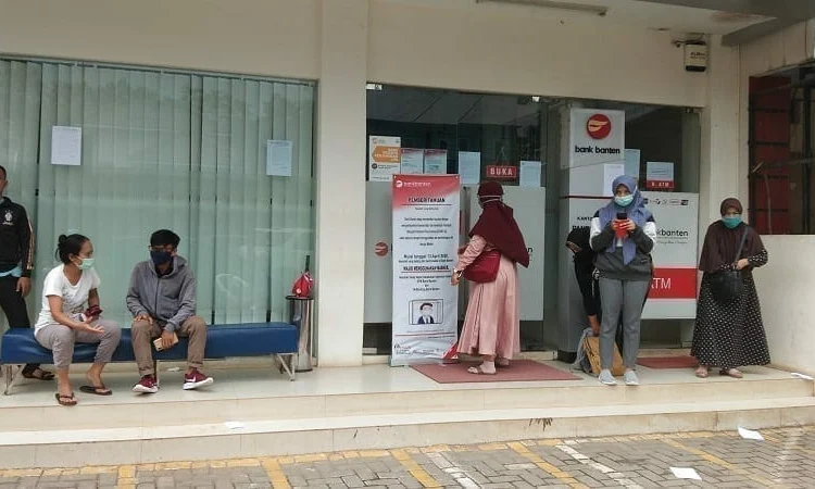 Warga Ramai-ramai Tarik Uang di ATM Bank Banten