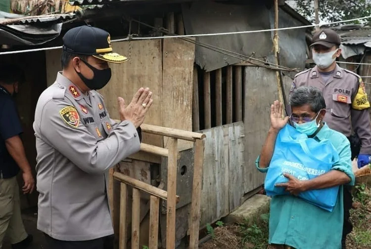 PEMBERIAN SEMBAKO: Wakabareskrim Polri Irjen Pol Wahyu Hadiningrat saat menyerahkan bantuan sembako kepada masyarakat Kabupaten Tangerang, kemarin. (FAJAR ADITYA KUSUMA/SATELIT NEWS)