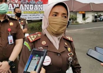 AWASI ANGGARAN CORONA: Kepala Kejari Pandeglang, Nina Kartini saat diwawancarai wartawan di halaman kantor Kejari Pandeglang, kemarin. (NIPAL/SATELIT NEWS)
