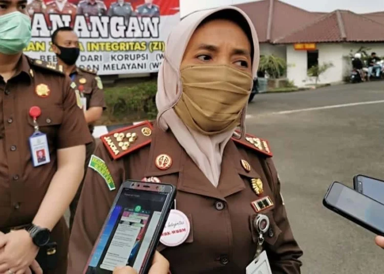 AWASI ANGGARAN CORONA: Kepala Kejari Pandeglang, Nina Kartini saat diwawancarai wartawan di halaman kantor Kejari Pandeglang, kemarin. (NIPAL/SATELIT NEWS)