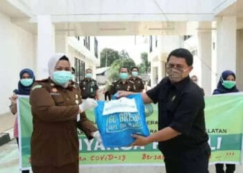 Kejari Tangsel dan Kemensos Bagikan Paket Sembako