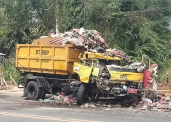 Mobil Ekspedisi Tabrak Truk Sampah, Dua Sopir Luka Parah