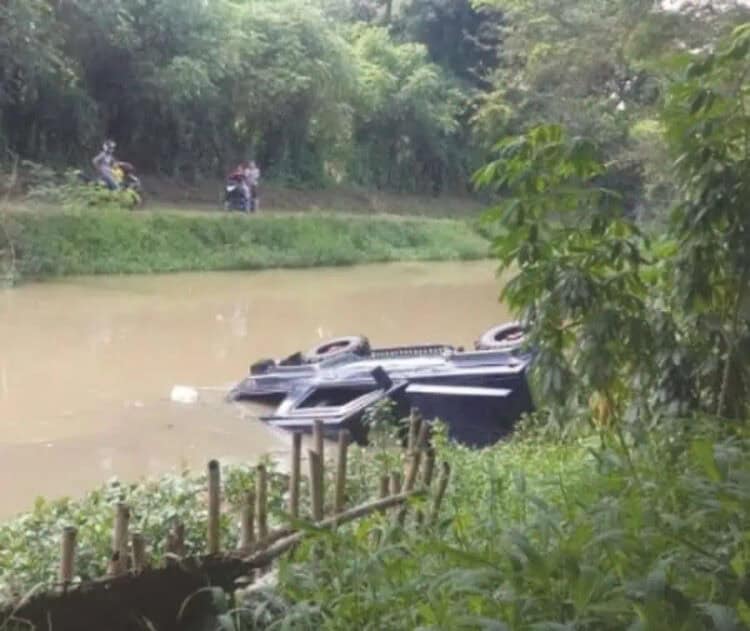 Jeep Nyungsep ke Sungai Cadas, 1 Tewas