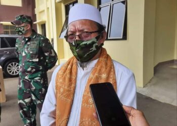 MEMBERIKAN KETERANGAN: Ketua MUI Kabupaten Pandeglang, KH. Tubagus Hamdi Ma'ani sedang diwawancarai wartawan di Halaman Mako Polres Pandeglang, Selasa (21/4). (NIPAL/SATELIT NEWS)