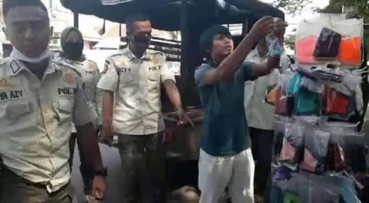 Pedagang Masker dan Petugas Satpol PP Adu Mulut