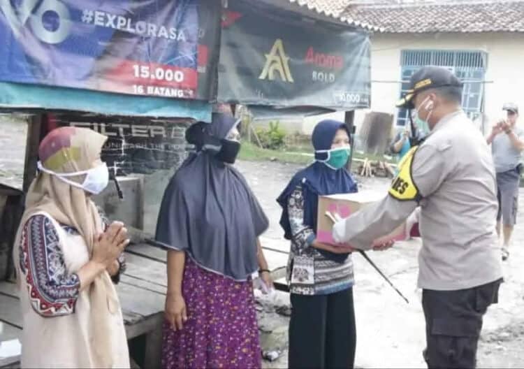 Sisir Rumah Warga, Polres Pandeglang Salurkan Bantuan