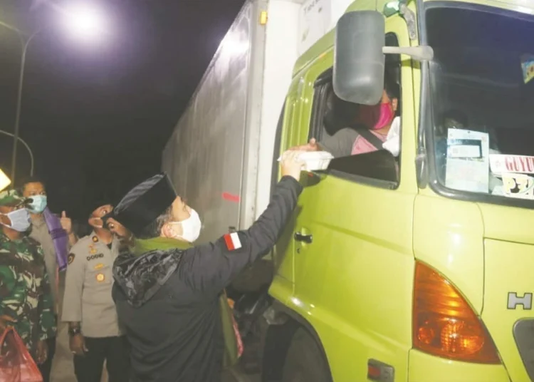 Polres Kota Tangerang Bagikan 200 Paket Sahur ke Pengguna Jalan