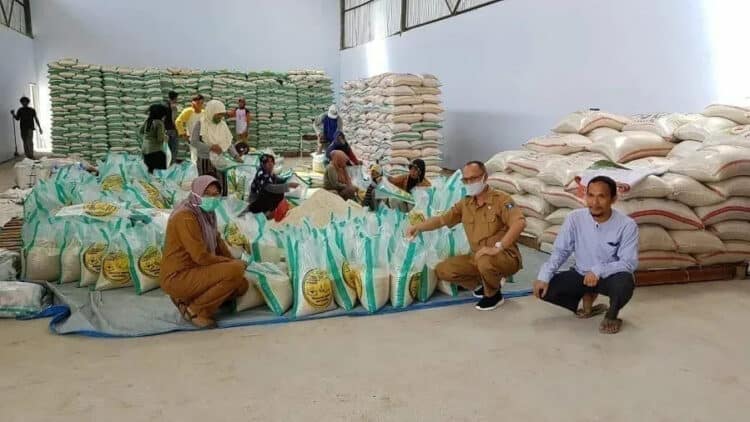 Bantu Warga Terdampak Covid-19, 126 Ton Beras Cadangan Pangan Diturunkan