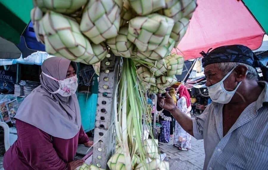 Ketupat Lebaran Tetap Diburu