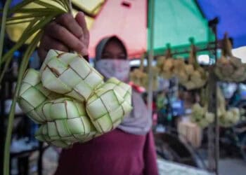Ketupat Lebaran Tetap Diburu
