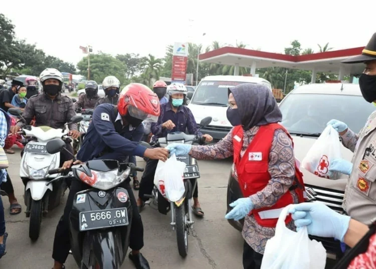 Telusuri Jalan Pusat Kota, PMI Banten Bagikan 700 Takjil