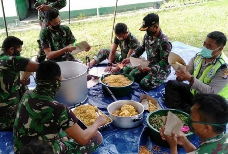 TNI-Polri di Pandeglang Kompak Memasak untuk Warga Terdampak Covid-19