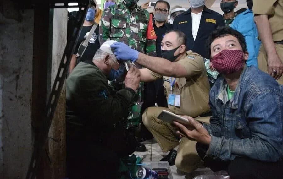 Bupati Zaki Pakaikan Masker dan Makan di Warteg