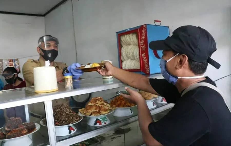 Bupati Zaki Pakaikan Masker dan Makan di Warteg