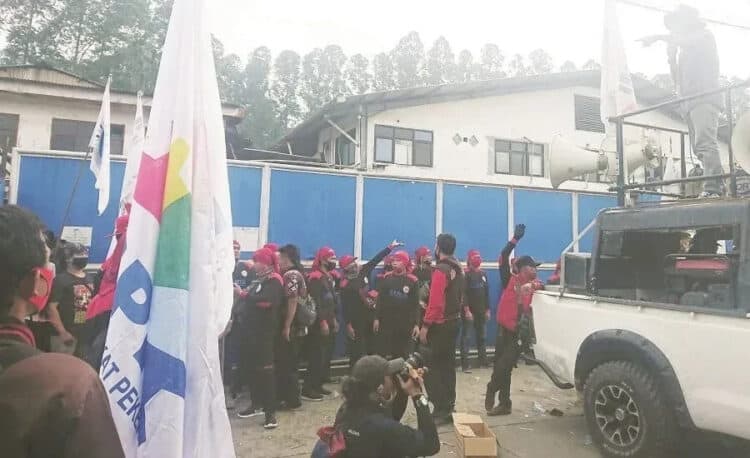 Tolak PHK, Puluhan Buruh PT HTP Metal Works Demo
