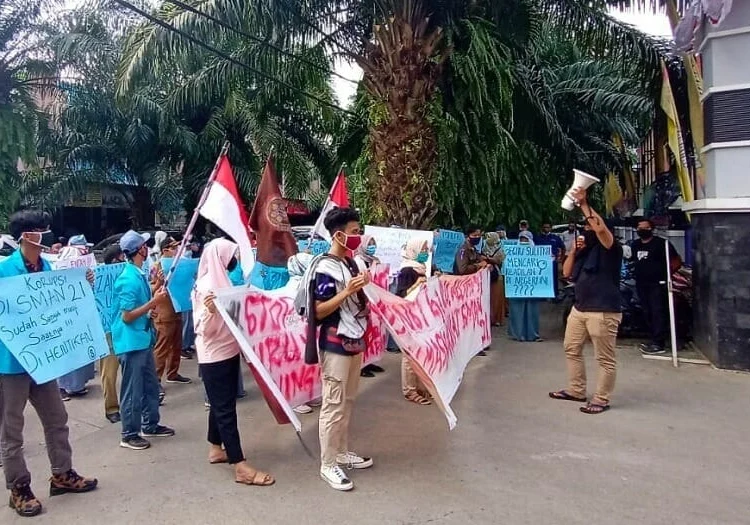 Tuntut Kasus Pencurian LPJ Dihentikan, Massa Demo Mapolresta Tangerang