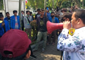 Temui Pendemo, Ketua Komisi I DPRD Pandeglang Minta Mahasiswa Bersabar