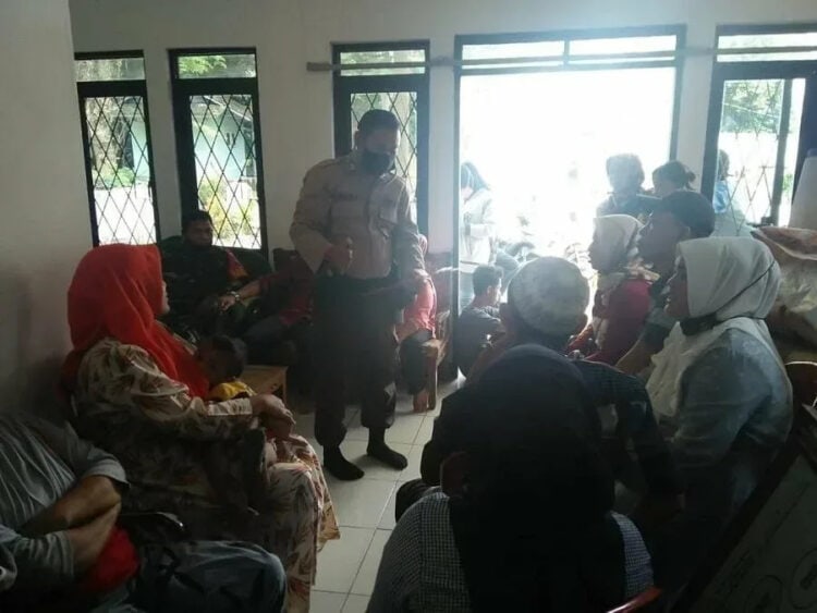 Pertanyakan Data Bansos, Emak-emak Geruduk Kantor Desa