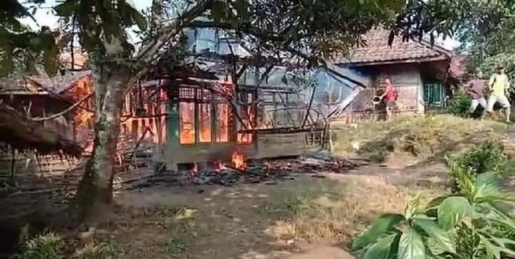 Rumah Panggung di Curugbitung Ludes Terbakar