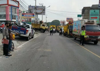 Pecah Ban, Mobil Jenazah Terbalik di Jalan Raya Serang-Cilegon