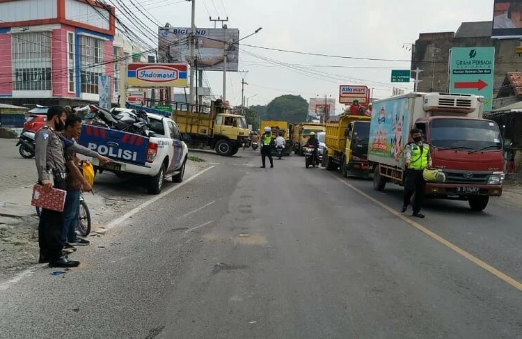 Pecah Ban, Mobil Jenazah Terbalik di Jalan Raya Serang-Cilegon