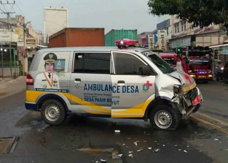 Tabrak Tronton, Ambulans Desa Pasir Buyut Ringsek