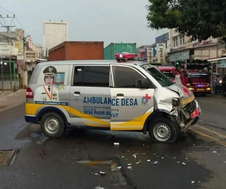 Tabrak Tronton, Ambulans Desa Pasir Buyut Ringsek