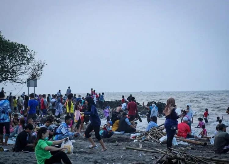 Pantai Tanjung Pasir Mulai Diserbu Warga