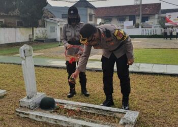 Personel Polres Pandeglang Ziarah ke Makam Pahlawan