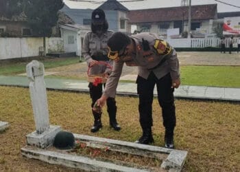 Personel Polres Pandeglang Ziarah ke Makam Pahlawan