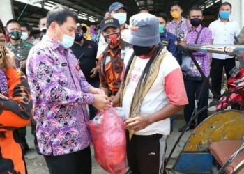 Di Pasar Mauk, Sekda Rudi Maesyal Bagikan Masker dan Ikan Segar