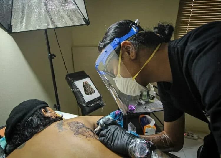 Protokol Kesehatan Seniman Tato